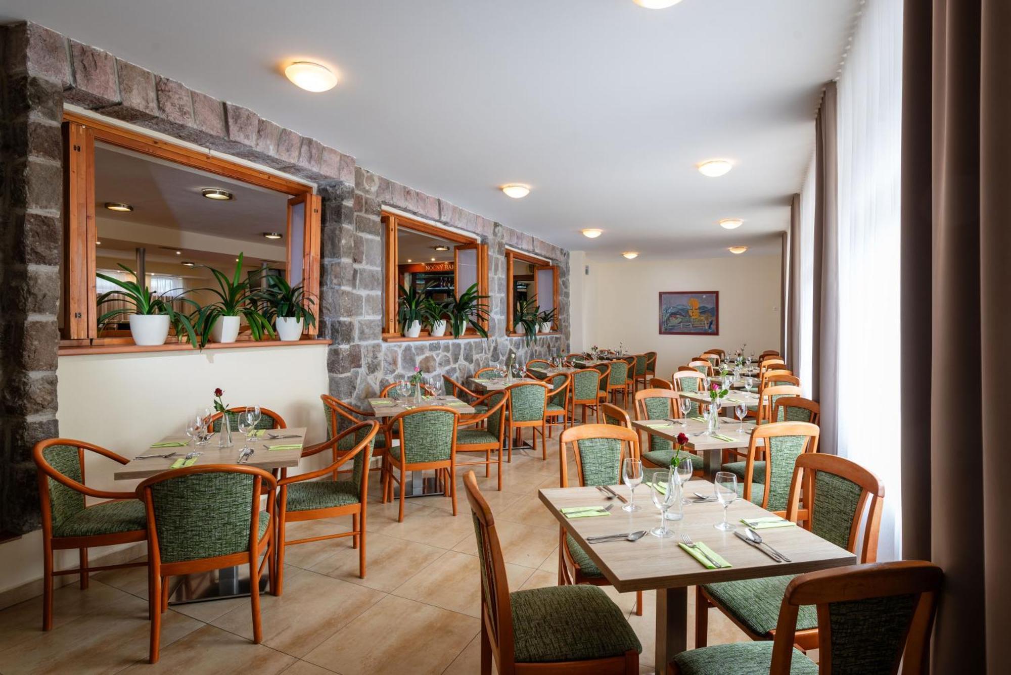 Horsky Hotel Remata Raztocno Екстер'єр фото